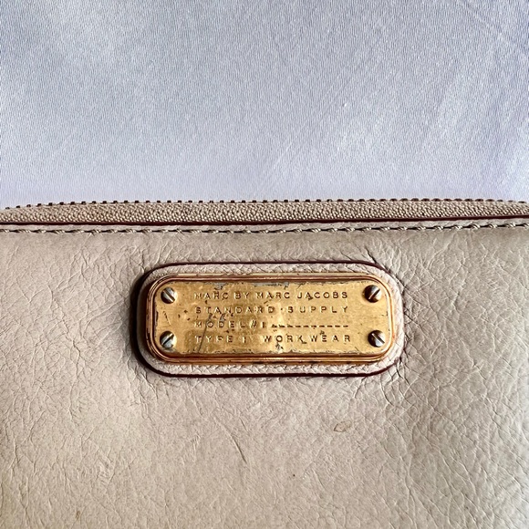 Marc Jacobs tan / burgundy phone case, card holder wristlet - Picture 2 of 7